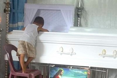 Chłopczyk wspiął się na krzesło i przytulił do trumny! Wewnątrz leżała najbliższa mu osoba