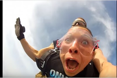 A taką miała radochę! Dziewczyna zgubiła zęby podczas skoku ze spadochronem!