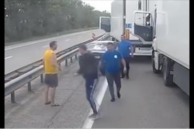 Parę strzałów na ryj i wymiękł! TIRowcy szybko dojechali cwaniaka za blokowanie pasa!