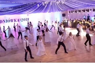 Walc studniówkowy z polskiego liceum podbija sieć! Tak zatańczyli, że czapki z głów!