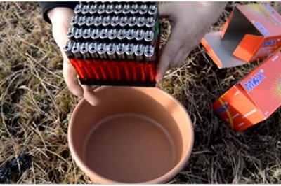 Tak się robi konkretny rozpi**dol! Koleś wrzucił do ognia 100 zapalniczek!