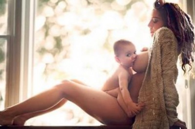 Uchwycił idealną chwile! 12 niezwykłych zdjęć kobiet karmiących piersią swoje dzieci!