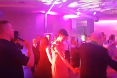 Kelner zaskoczył gości na weselu! Zaczął śpiewać identycznie jak Zenek Martyniuk!