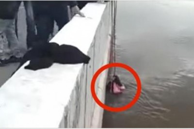 Na oczach bezradnego ojca toną dwie jego córki! Jest zaskoczony gdy widzi kto wskakuje do wody!