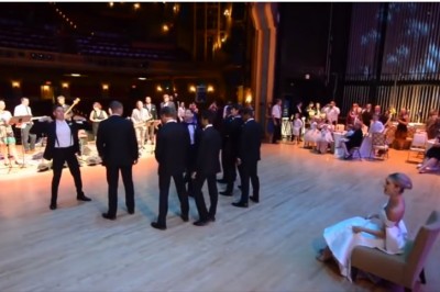 Panna młoda nie mogła uwierzyć w to co widzi na własnym weselu! Pan młody ze świadkami zupełnie ją zaskoczyli!