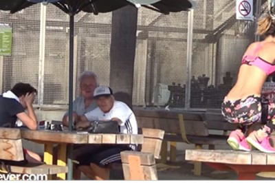 Dziewczyna daje genialny pokaz twerkingu w miejscach publicznych! Miny obserwujących ją facetów są bezcenne! 