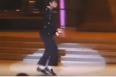 35 lat temu Michael Jackson pierwszy raz zatańczył „Moonwalk”! Zobacz ruchy które przeszły do historii! 