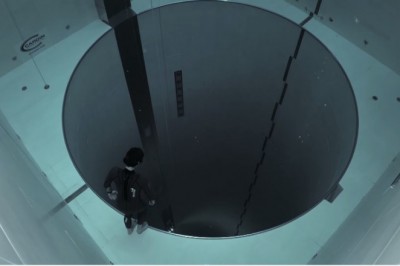 40 metrów głębokości i ciemność! Tak wygląda skok na dno najgłębszego basenu na świecie!