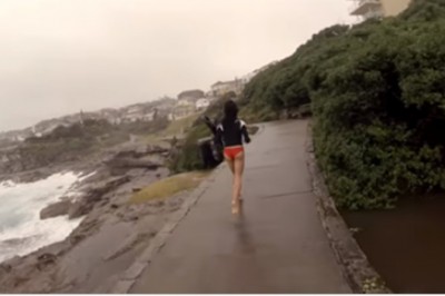 Ale pi***olnęło! Piorun uderza jak szalony tuż koło dziewczyny na plaży!