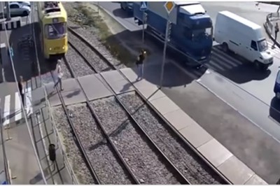 Kobieta wchodzi pod tramwaj i traci nogę! Mocna kara za rozmawianie przez telefon!