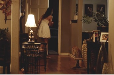 Jak sprawić, żeby dostawca pizzy zesrał się w gacie? Ta dziewczyna świetnie wie jak to zrobić!