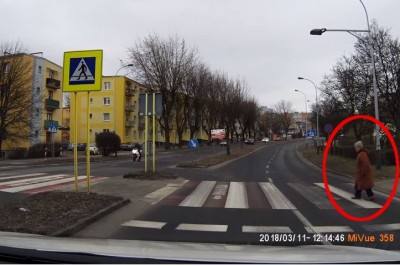 Zatrzymał się przed przejściem, żeby przepuścić starszą panią! Nie mógł się spodziewać, że tak mu podziękuje! 