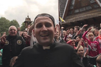 „Bóg jest super!” Polski ksiądz nagrał hip-hopowy kawałek :D