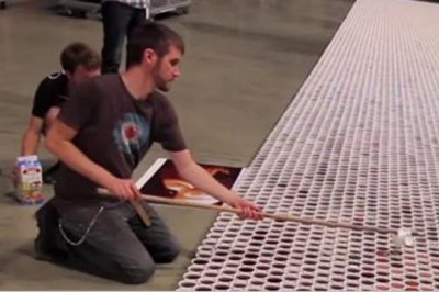 Specjalnie ustawia 66 000 kubków z wodą! Kiedy kamera się oddala... zaniemówiłam na ten widok!