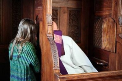 Wstrząsająca relacja ze spowiedzi! W czasie wyznawania grzechów usłyszała od księdza „Wynoś się ty głupia babo!”