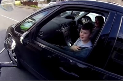 Motocyklista w prosty sposób sprawia, że na twarzy dziecka pojawia się uśmiech! :D