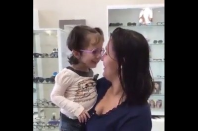 Niewidoma 2-letnia dziewczynka po operacji zobaczyła pierwszy raz swoją mamę! Jej reakcja jest niezwykła!