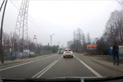 „Ej wsiadaj, bo widzę jak pędzisz!” Uczynny kierowca pomaga pieszemu, który spóźnił się na autobus :D