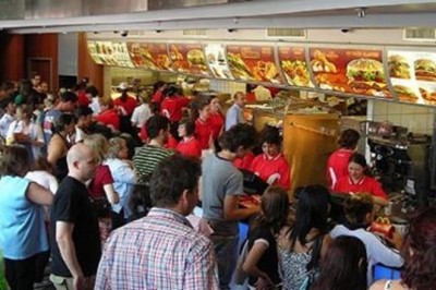 Poznaj fakty o fast-foodach, których personel restauracji nigdy Ci nie zdradzi! Zobacz czego unikać!