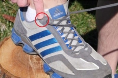 Zastanawiałaś się po co w adidasach są te dodatkowe dziurki? Ktoś to mądrze zaplanował! 