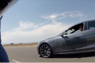 To się zdziwił! Motocyklista nie wiedział, że ten model Tesli ma 762 KM mocy :D