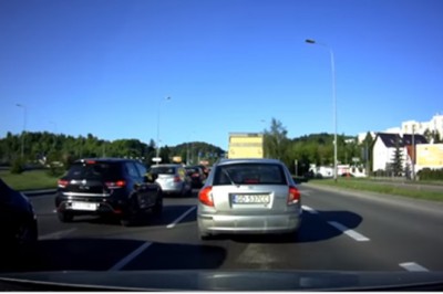 Wiara w ludzi przywrócona!  Uratowali małego kotka na drodze szybkiego ruchu!