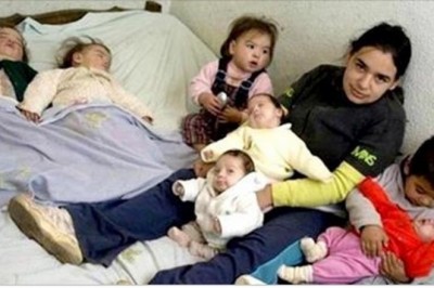 W wieku 17 lat ma już 7 dzieci, które wychowuje sama! Ojcowie maluchów zostawiali ją bardzo szybko!