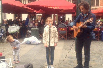 Ojciec prosi ulicznego muzyka, żeby pozwolił zaśpiewać jego córce! Gdy 11-latka zaczyna śpiewać, nie wieżą, że to jej głos.