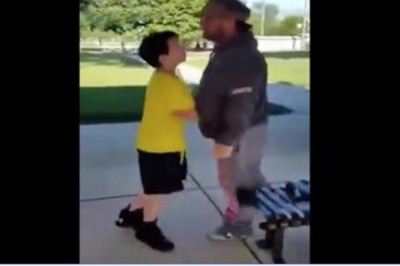 Rozwydrzony dzieciak próbuje pobić dorosłego za zwrócenie mu uwagi! Mężczyzna był cierpliwy do czasu! 