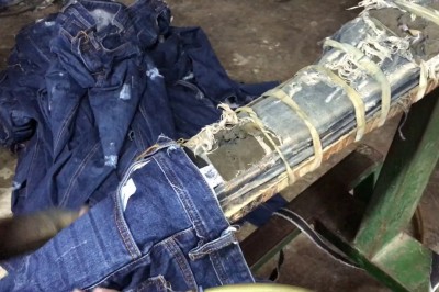 Zastanawiałaś się jak powstają modne i drogie przecierane spodnie? Masowa produkcja za grosze w Wietnamie! 