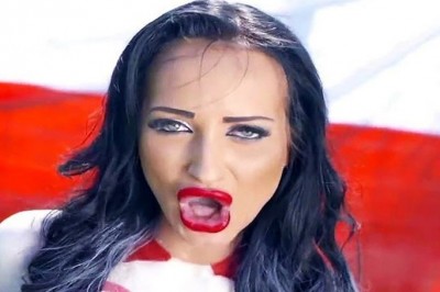 Małgorzata Godlewska topless pociesza Polaków po meczu! Zaśpiewała im słynne „Nic się nie stało...”