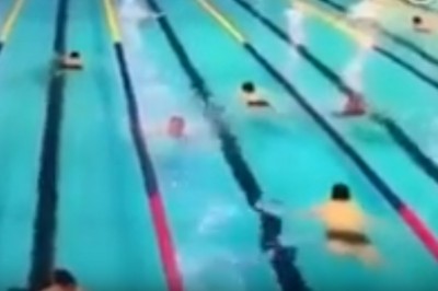 Kobieta tonie w basenie pod samym nosem ratownika! Dramat, który się rozegrał uchwyciła kamera!