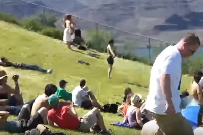 Jeden wyluzowany ziomek sam rozkręcił imprezę! Tak to się właśnie robi!