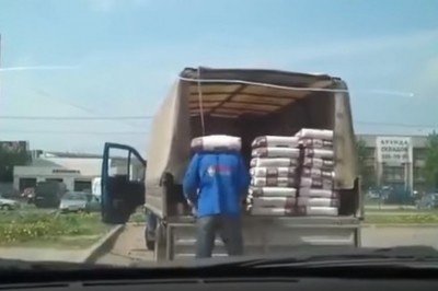 Prawdziwy kozak w akcji! Tak wygląda rozładunek poziom Rosja!