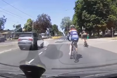 „Gdzie Ty tu widzisz ścieżkę, pajacu?!” Agresywni kolarze kontra typ z samochodu!