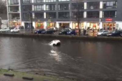 Czterech mężczyzn ratuje kobietę z dzieckiem z tonącego auta! Niesamowita akcja przechodniów!