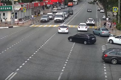 Facet zasypia za kółkiem rozpędzonego auta po czym wjeżdża w grupę przechodniów!