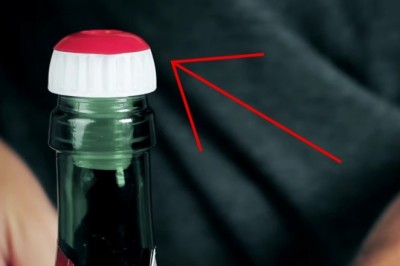 Ludzie nie mają pojęcia po co jest ta czerwona końcówka korka od szampana! Ma jedno zadanie!