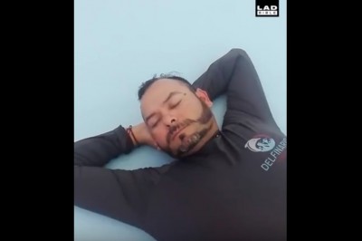 Nie ma takiego spania w pracy! Koleś zostaje po mistrzowsku strollowany przez kumpla :D