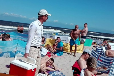 Mistrz tekstów na plaży w Mielnie! Gdy ci dziecko sprawia mękę, galaretkę wsadź mu w rękę :D