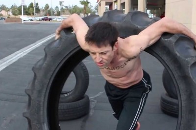 Takiego cwaniaka to jeszcze nie widziałem! Gość używa opony od traktora jako hula-hop!