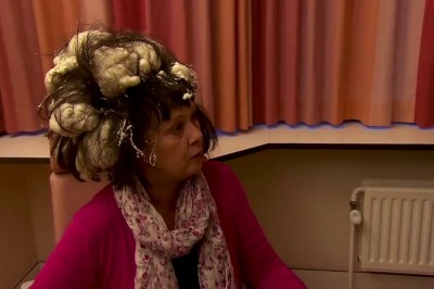 Użyła pianki montażowej zamiast lakieru i uczesała się na kalafiora :D