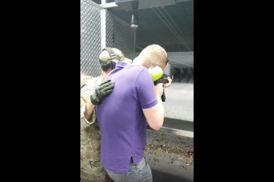 Pierwszy raz strzelał z Kałacha! Nie ogarnął mocy jego odrzutu! 