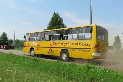 Drift autobusem na ulicy! Tak się wchodzi w zakręt Ikarusem!