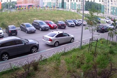 Skasować trzy fury na parkingu pod blokiem? Bezcenne! Takie nagranie uchwyciła osiedlowa kamera!