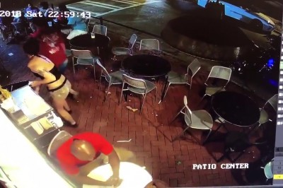 Złapał kelnerkę tam gdzie nie powinien! Gość szybko pożałował swojej decyzji :D