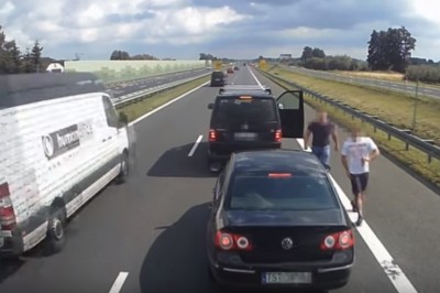 Chcieli bić pasażerów VW na S7! Nagranie z akcji narwanych Sebixów!