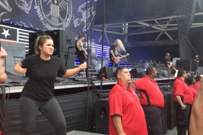 Przebiła samą siebie! Kiedy tłumaczce migowej koncert wejdzie za mocno :D