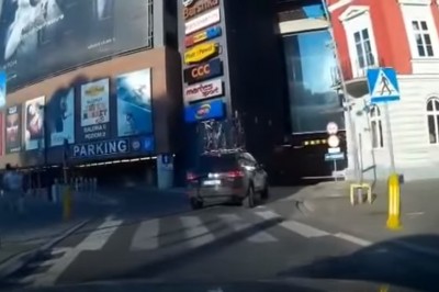 Blondyna wjechała na parking z rowerami na dachu! Nagranie z Bielsko-Białej galerii!