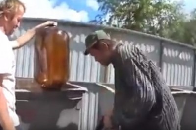 Konkretnie wystrzeliło! Czyli jak dwóch typów otwierało beczkę z resztkami piwa :D